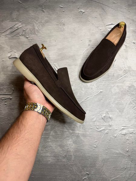 Мужские замшевые лоферы шоколадного цвета весна/лето 58226 | Стильные коричневые мужские замшевые лоферы 58226 фото